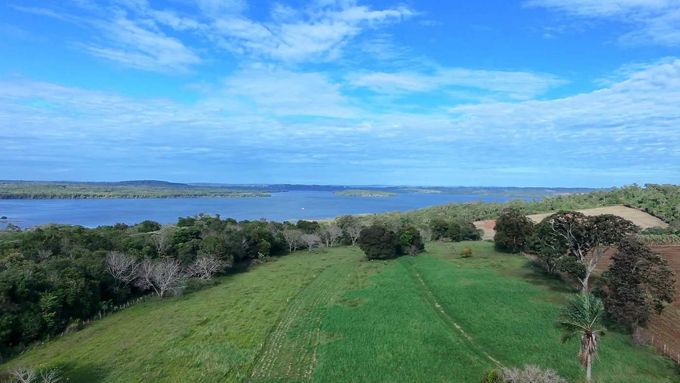 Uitzicht over de Río Paraná en het groene landschap van Itapúa, Paraguay
